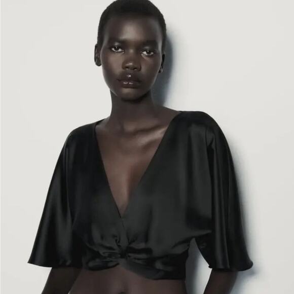 Zara Black KNOTTED CROPPED TOP
V-neck top with knot and short sleeve - Picture 7 of 10